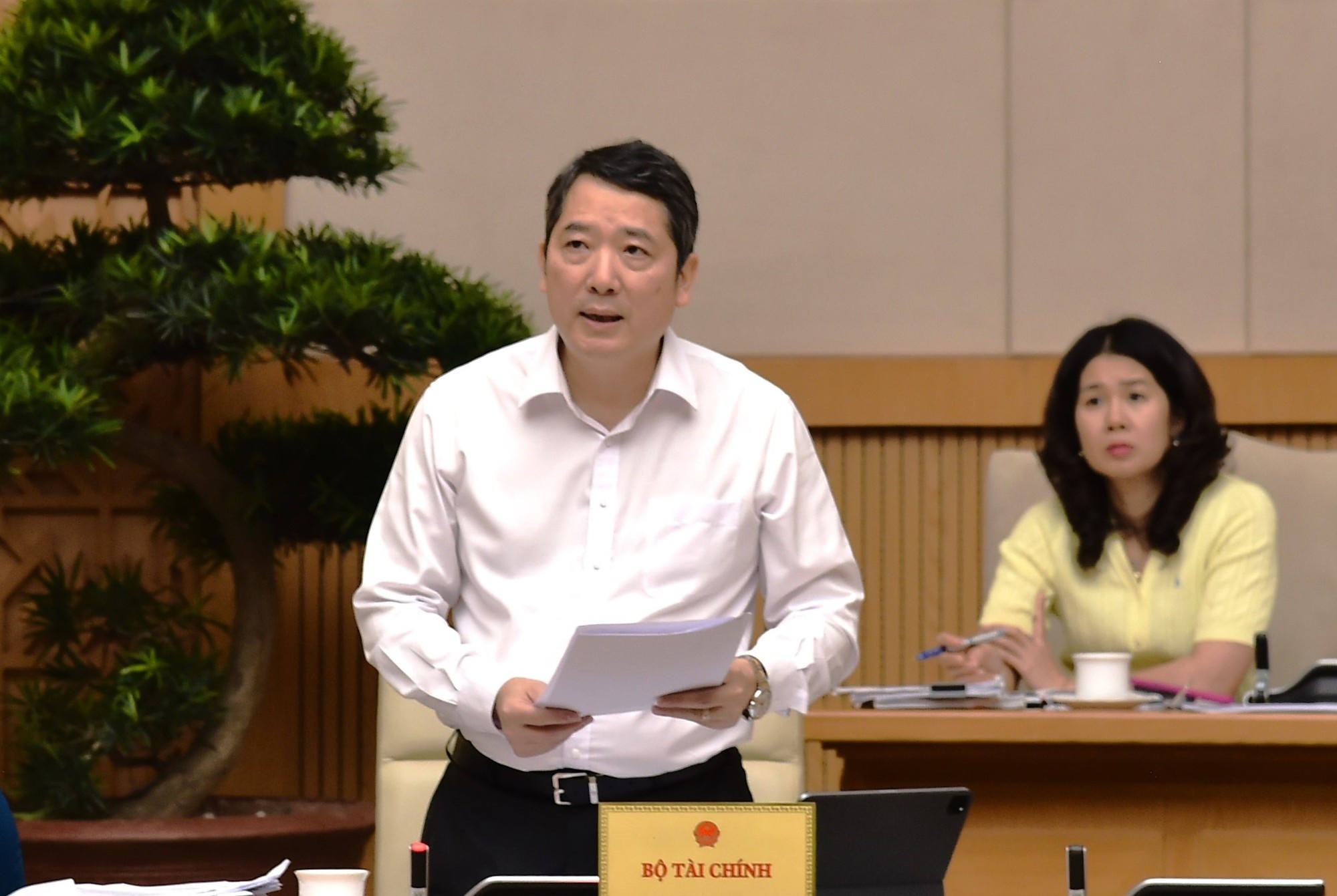 Thứ trưởng Bộ Tài chính Cao Anh Tuấn báo cáo tại cuộc họp - Ảnh: VGP/Trần Mạnh