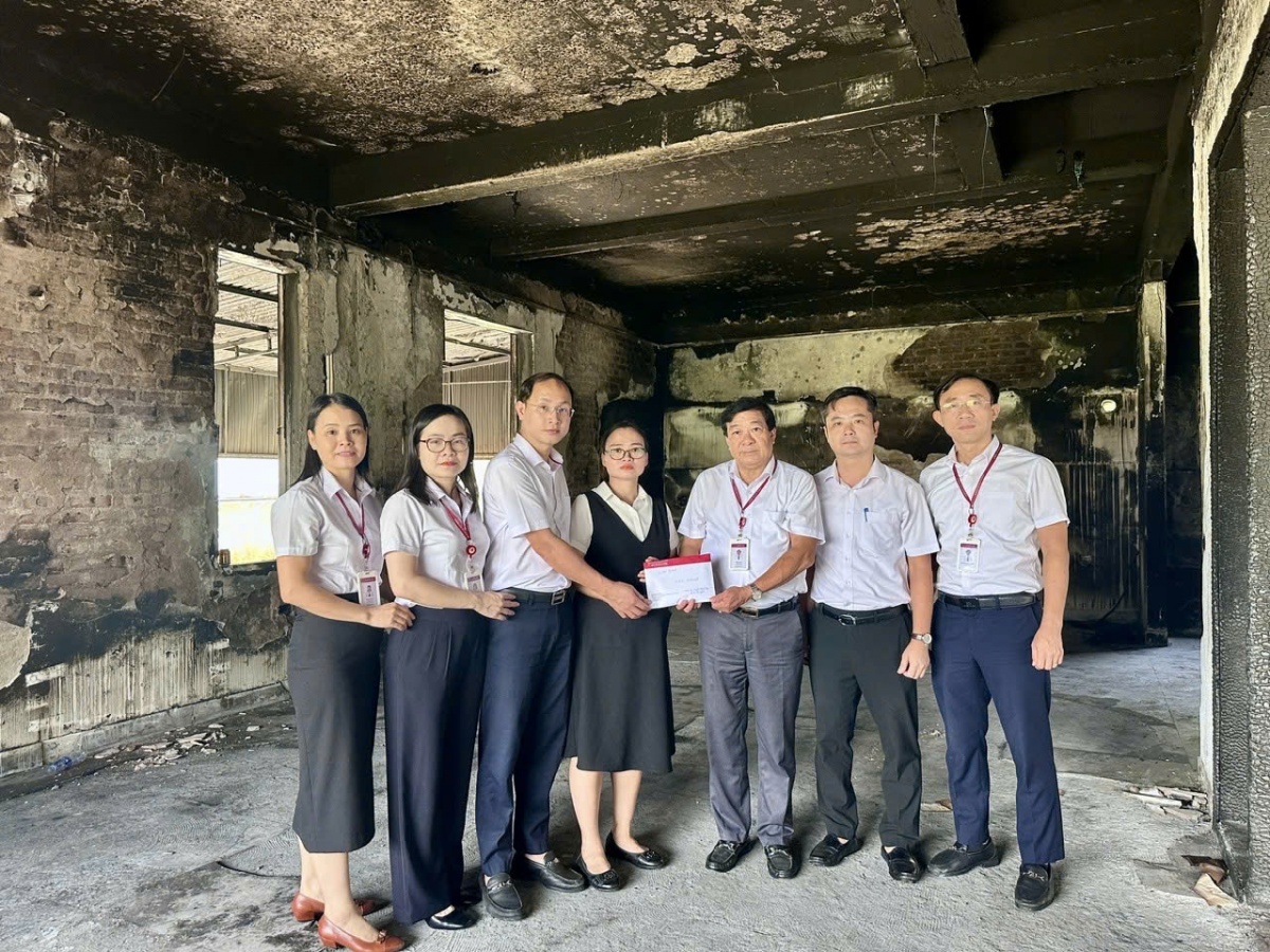 Công đoàn Agribank đã hỗ trợ 100 triệu đồng tới gia đình cán bộ bị hỏa hoạn