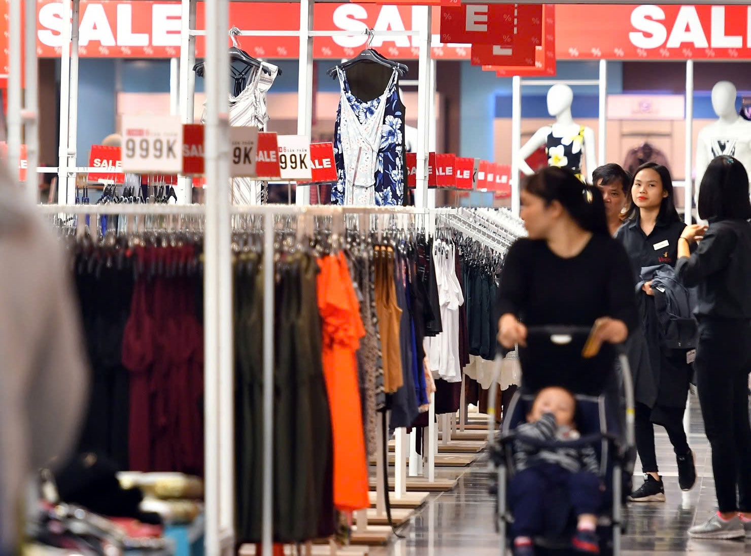 Người tiêu dùng đối mặt với nỗi lo giá cả thường trực vào dịp cuối năm - Ảnh: Việt Hưng