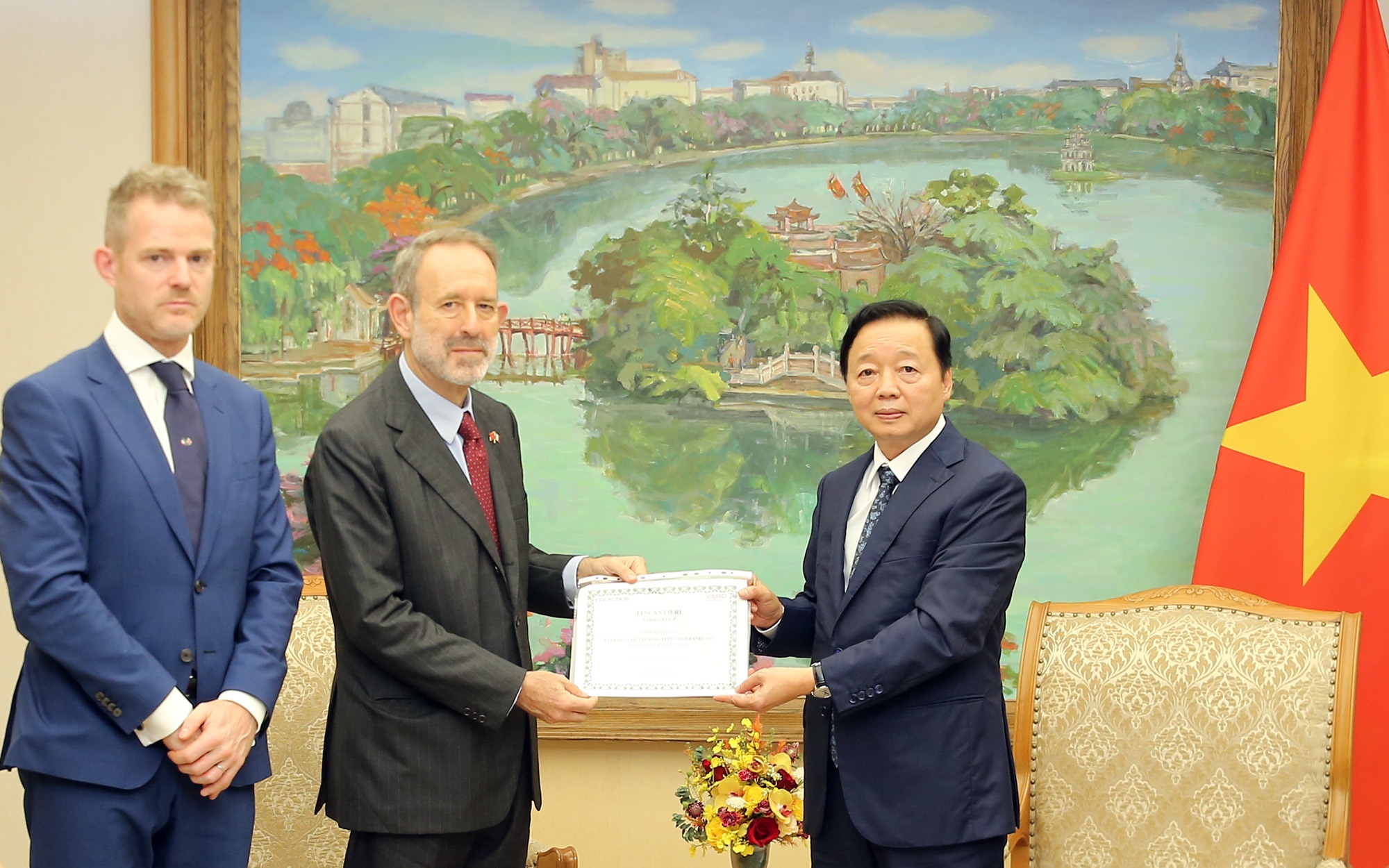 Đại sứ Marco della Seta thay mặt Tập đoàn Fincantieri trao tặng một khoản hỗ trợ gửi tới người dân các địa phương bị ảnh hưởng bởi đợt bão, lũ vừa qua - Ảnh: VGP/Minh Khôi Đại sứ Marco della Seta thay mặt Tập đoàn Fincantieri trao tặng một khoản hỗ trợ gửi tới người dân các địa phương bị ảnh hưởng bởi đợt bão, lũ vừa qua - Ảnh: VGP/Minh Khôi