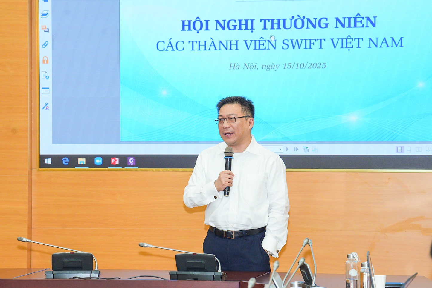 Ông Kevin Wong – Giám đốc SWIFT khu vực châu Á – Thái Bình Dương – đánh giá cao cam kết mạnh mẽ của Việt Nam trong việc hợp tác, đổi mới và hội nhập sâu hơn với mạng lưới tài chính toàn cầu Ông Kevin Wong – Giám đốc SWIFT khu vực châu Á – Thái Bình Dương – đánh giá cao cam kết mạnh mẽ của Việt Nam trong việc hợp tác, đổi mới và hội nhập sâu hơn với mạng lưới tài chính toàn cầu