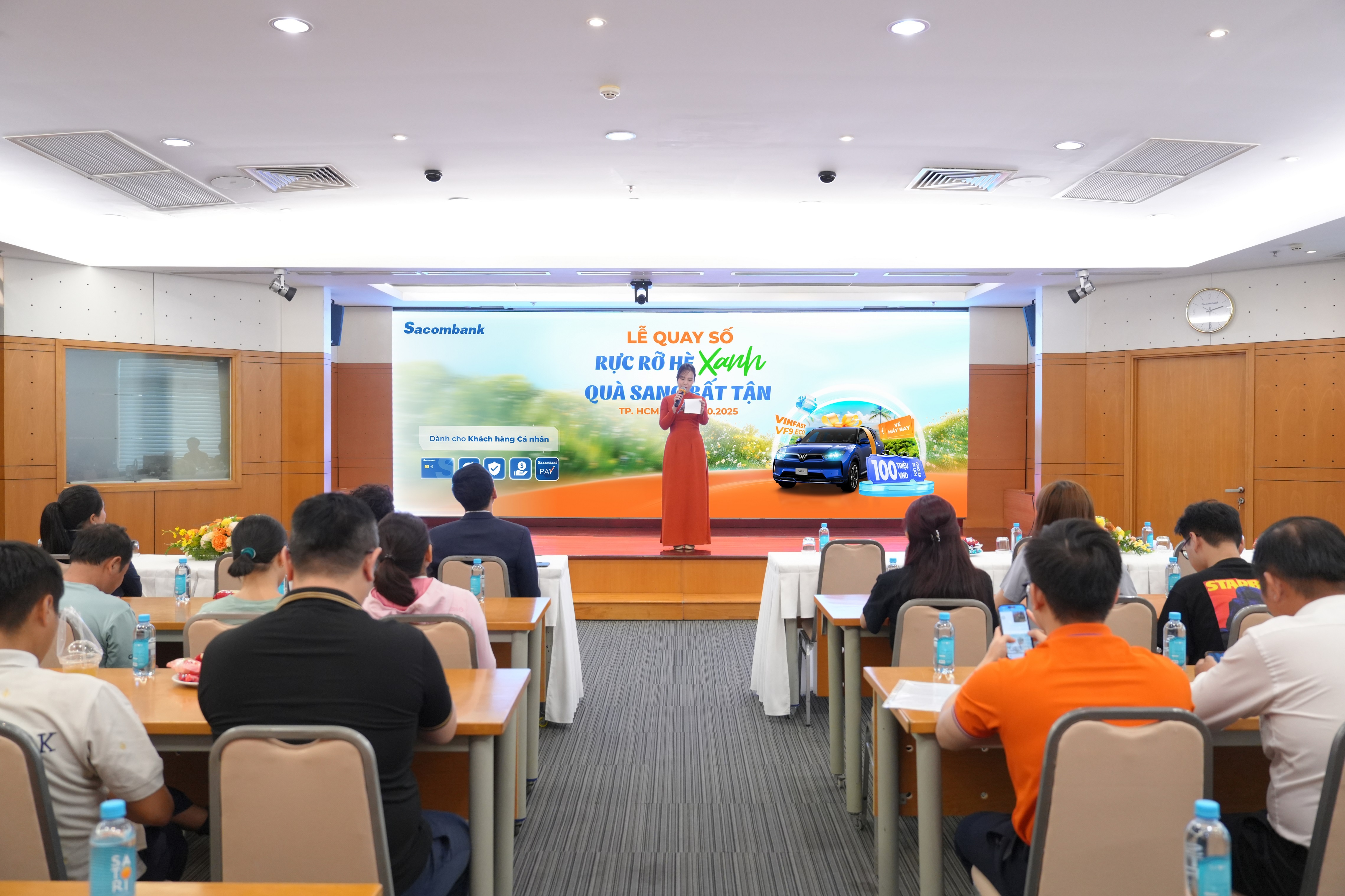 Sacombank quay số tìm ra khách hàng trúng ô tô điện và hàng trăm giải thưởng giá trị