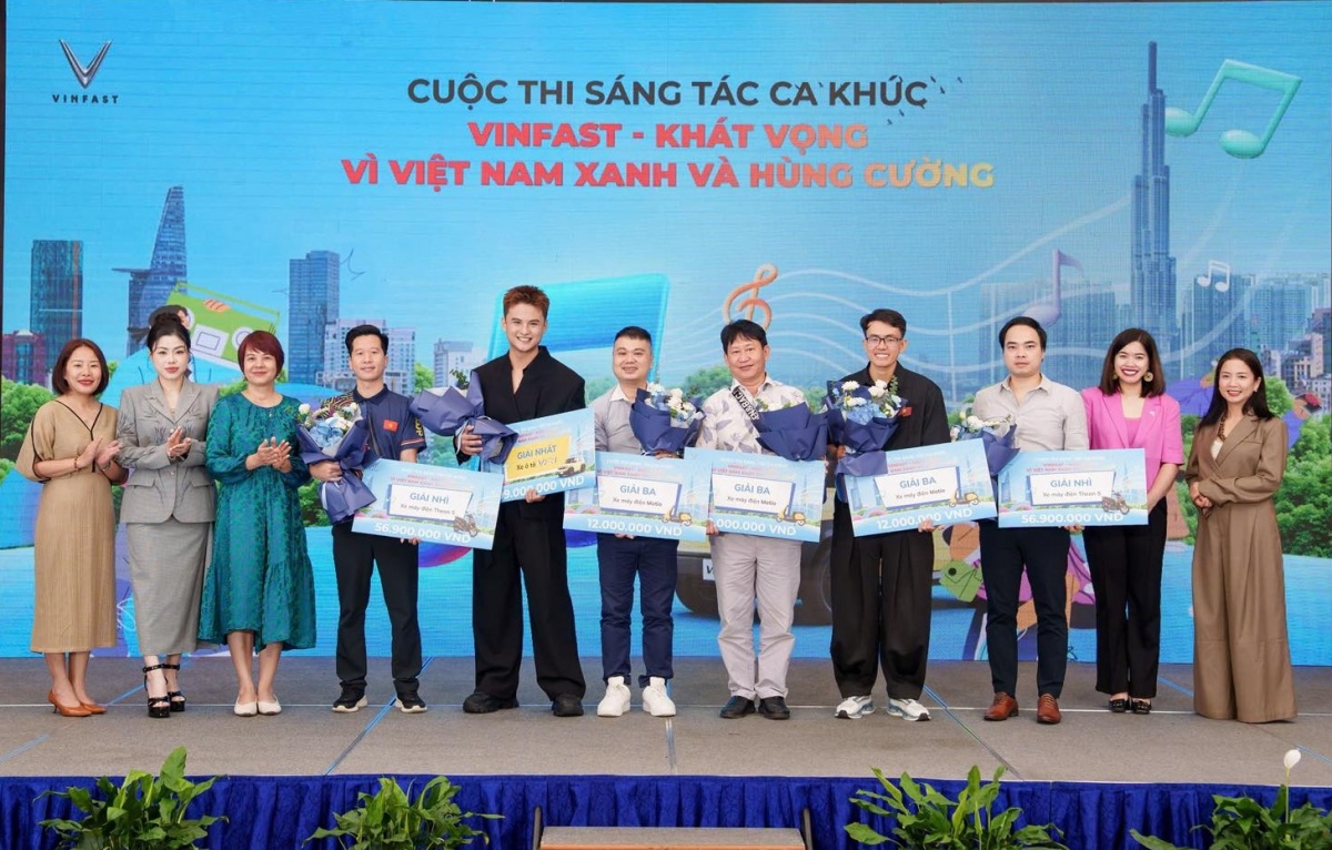 Đại diện ban tổ chức cuộc thi cùng các tác giả đạt giải Nhất, Nhì, Ba. Đại diện ban tổ chức cuộc thi cùng các tác giả đạt giải Nhất, Nhì, Ba.
