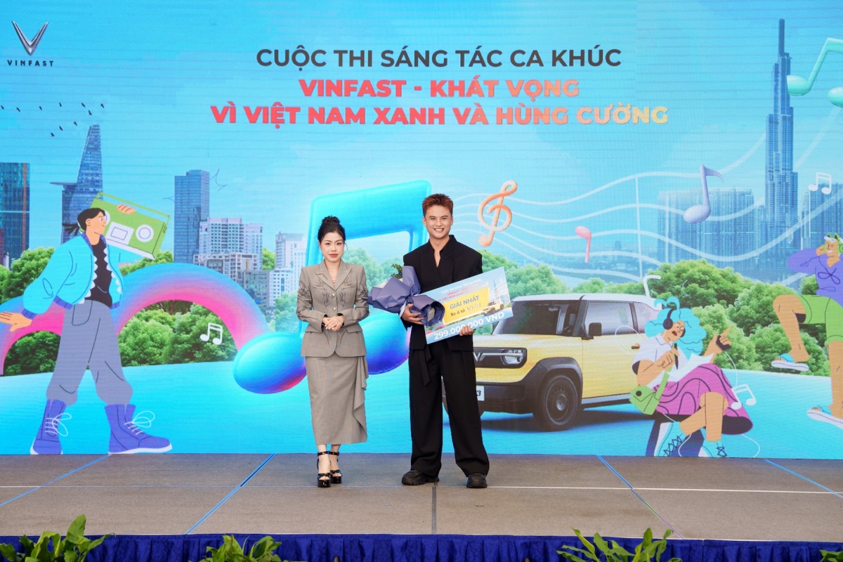 Đại diện ban tổ chức cuộc thi cùng các tác giả đạt giải Nhất, Nhì, Ba. Đại diện ban tổ chức cuộc thi cùng các tác giả đạt giải Nhất, Nhì, Ba.