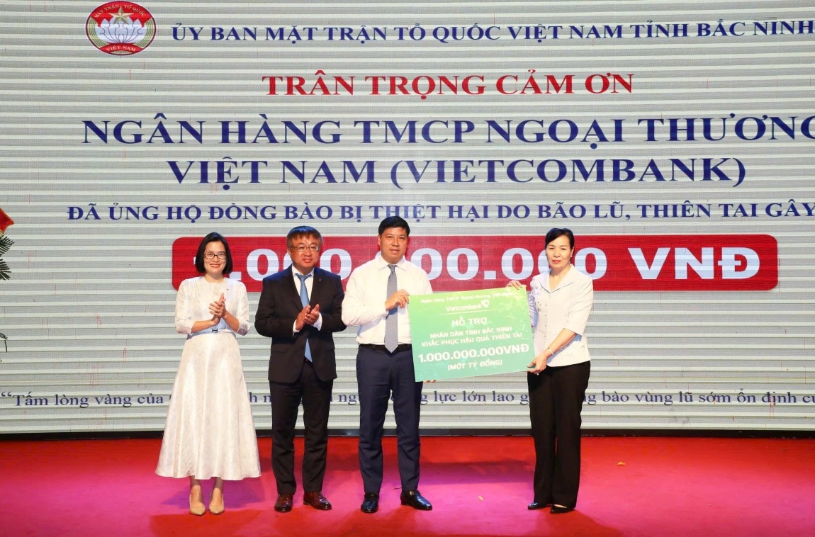 Đại diện Vietcombank, đ/c Hồng Quang - Thành viên HĐQT, Chủ tịch Công đoàn Vietcombank (thứ 3, từ trái sang) trao ủng hộ 1 tỷ đồng thông qua UB MTTQ tỉnh Bắc Ninh