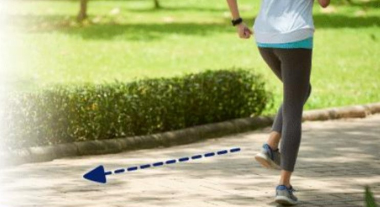 Lợi ích sức khỏe của việc đi bộ lùi