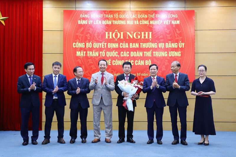 Đồng chí Phạm Tấn Công và các đồng chí Ban Thường trực VCCI tặng hoa chúc mừng đồng chí Hồ Sỹ Hùng.