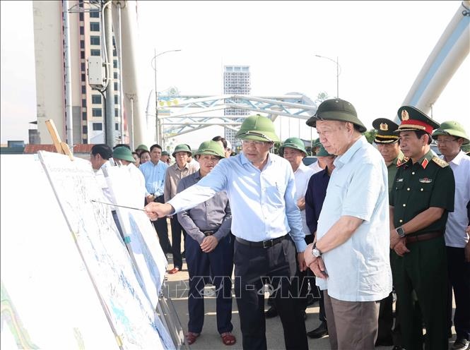 Tổng Bí thư Tô Lâm nghe lãnh đạo tỉnh Thái Nguyên báo cáo về công tác khắc phục hậu quả bão lụt tại cầu Bến Tượng - Ảnh: TTXVN Tổng Bí thư Tô Lâm nghe lãnh đạo tỉnh Thái Nguyên báo cáo về công tác khắc phục hậu quả bão lụt tại cầu Bến Tượng - Ảnh: TTXVN