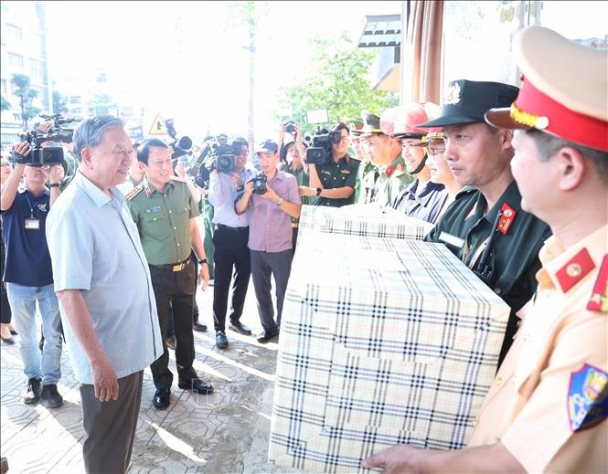 Tổng Bí thư Tô Lâm thăm hỏi, tặng quà các lực lượng tham gia phòng, chống bão lũ và giúp đỡ nhân dân khắc phục hậu quả trên địa bàn tỉnh - Ảnh: TTXVN Tổng Bí thư Tô Lâm thăm hỏi, tặng quà các lực lượng tham gia phòng, chống bão lũ và giúp đỡ nhân dân khắc phục hậu quả trên địa bàn tỉnh - Ảnh: TTXVN