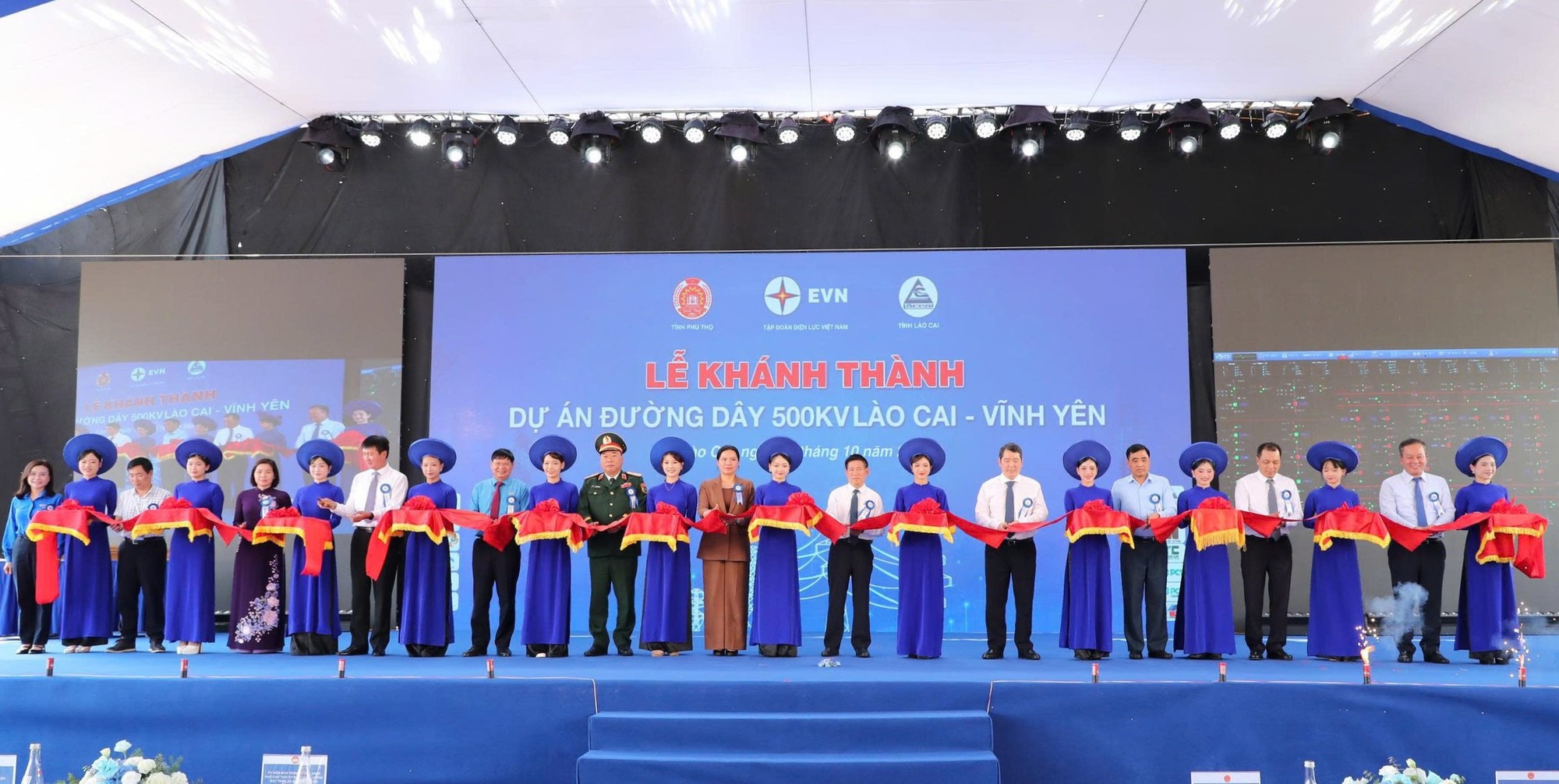 Phó Thủ tướng Hồ Đức Phớc và các đại biểu thực hiện nghi thức khánh thành Dự án đường dây 500 kV Lào Cai - Vĩnh Yên - Ảnh: VGP