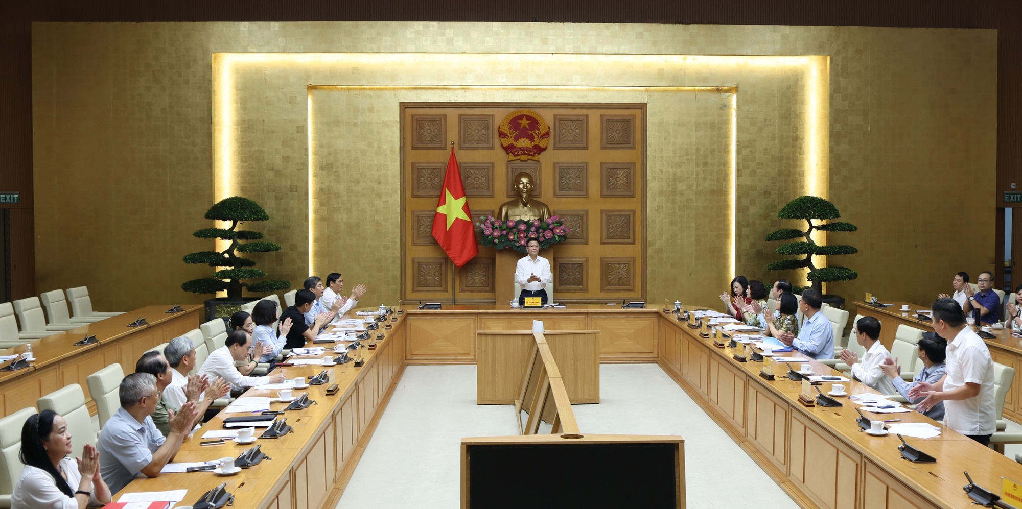 Phó Thủ tướng Lê Thành Long, Chủ tịch Ủy ban Quốc gia về người cao tuổi Việt Nam chủ trì cuộc họp - Ảnh: VGP/Đức Tuân