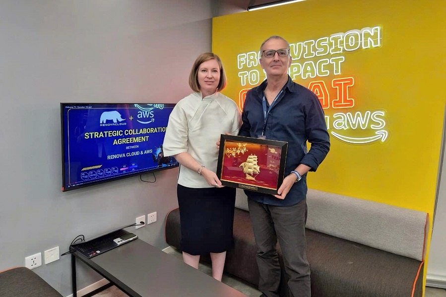 Bà Kirsten Gilbertson, Giám đốc Quản lý Đối tác, AWS khu vực ASEAN, và Ông Doron Shachar, CEO của Renova Cloud Bà Kirsten Gilbertson, Giám đốc Quản lý Đối tác, AWS khu vực ASEAN, và Ông Doron Shachar, CEO của Renova Cloud