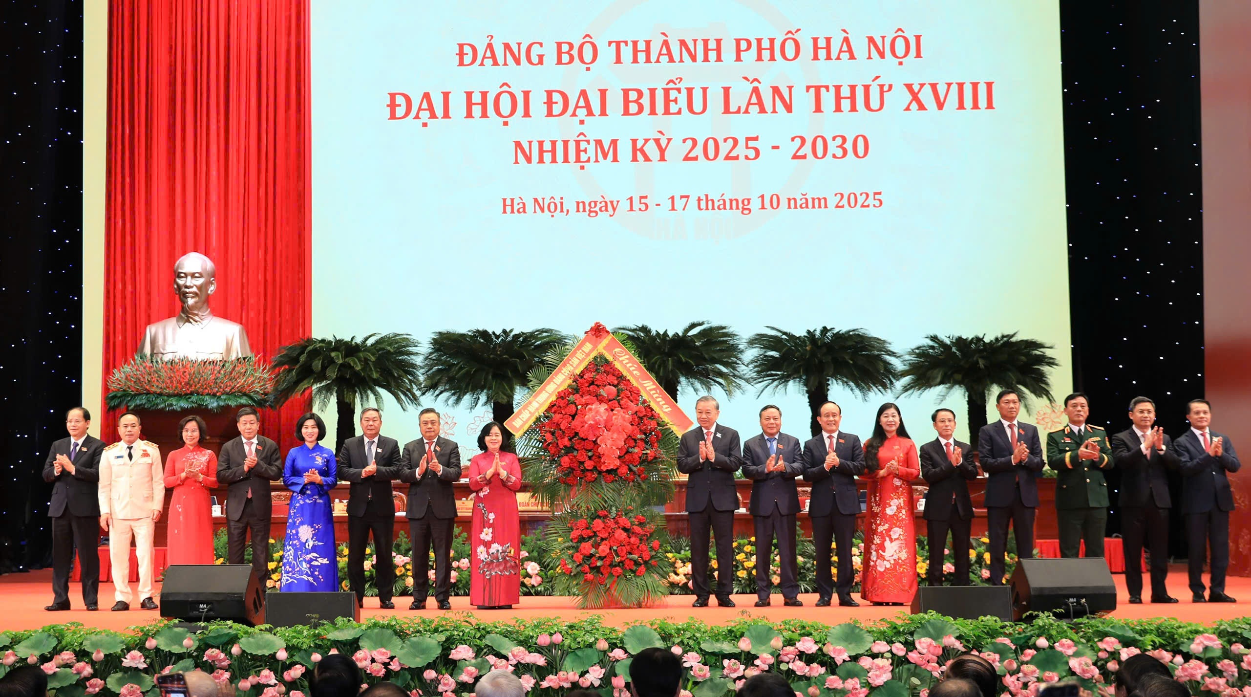 Tổng Bí thư Tô Lâm tặng hoa chúc mừng Đại hội đại biểu Đảng bộ Thành phố Hà Nội lần thứ XVIII, trong phiên khai mạc sáng 16/10/2025.