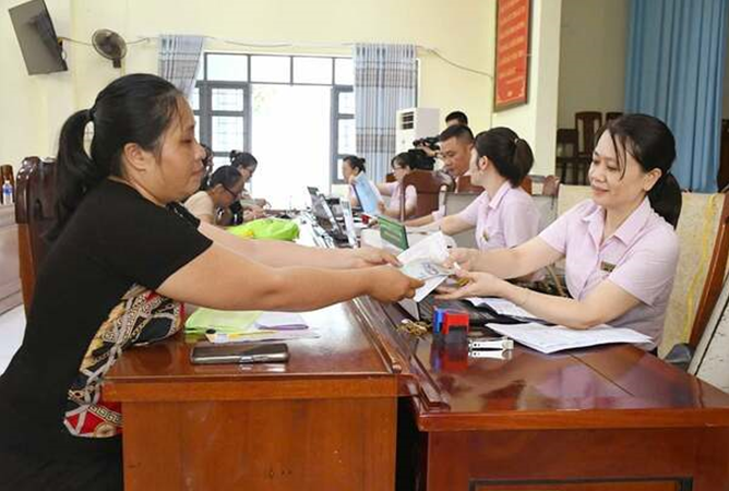 Người nghèo và các đối tượng chính sách khác nhận vốn vay ưu đãi NHCSXH ngay tại điểm giao dịch ở xã Người nghèo và các đối tượng chính sách khác nhận vốn vay ưu đãi NHCSXH ngay tại điểm giao dịch ở xã