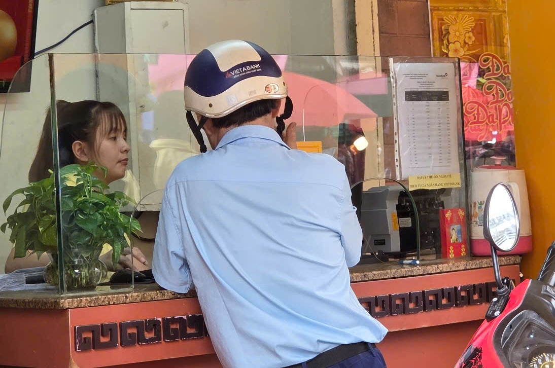 Hoạt động thanh, kiểm tra các đơn vị kinh doanh vàng, Ngân hàng Nhà nước cho rằng nằm trong hoạt động quản lý thị trường vàng miếng và kinh doanh vàng trang sức là chức năng nhiệm vụ quản lý lĩnh vực này - Ảnh: Đình Hải Hoạt động thanh, kiểm tra các đơn vị kinh doanh vàng, Ngân hàng Nhà nước cho rằng nằm trong hoạt động quản lý thị trường vàng miếng và kinh doanh vàng trang sức là chức năng nhiệm vụ quản lý lĩnh vực này - Ảnh: Đình Hải