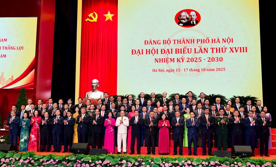 Ban Chấp hành Đảng bộ TP Hà Nội ra mắt Đại hội.