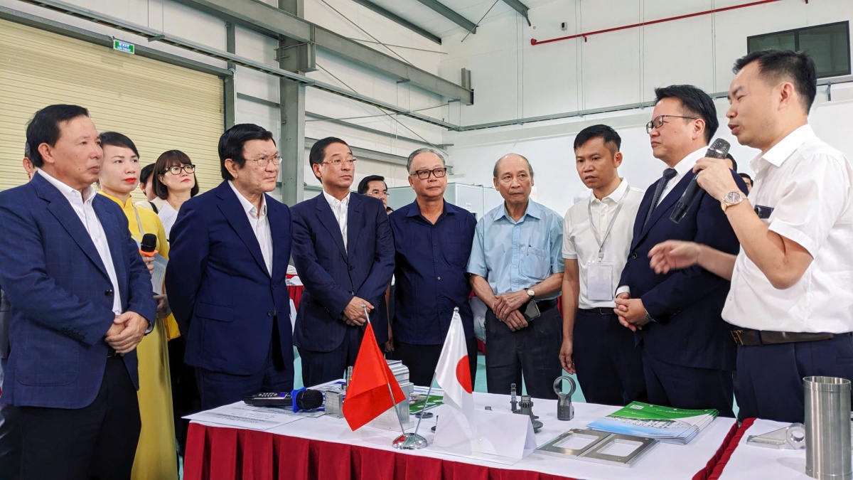 Nguyên Chủ tịch nước Trương Tấn Sang và đoàn đị biểu tham quan Nhà máy Onaga Nhật Bản tại HANSSIP Nguyên Chủ tịch nước Trương Tấn Sang và đoàn đị biểu tham quan Nhà máy Onaga Nhật Bản tại HANSSIP