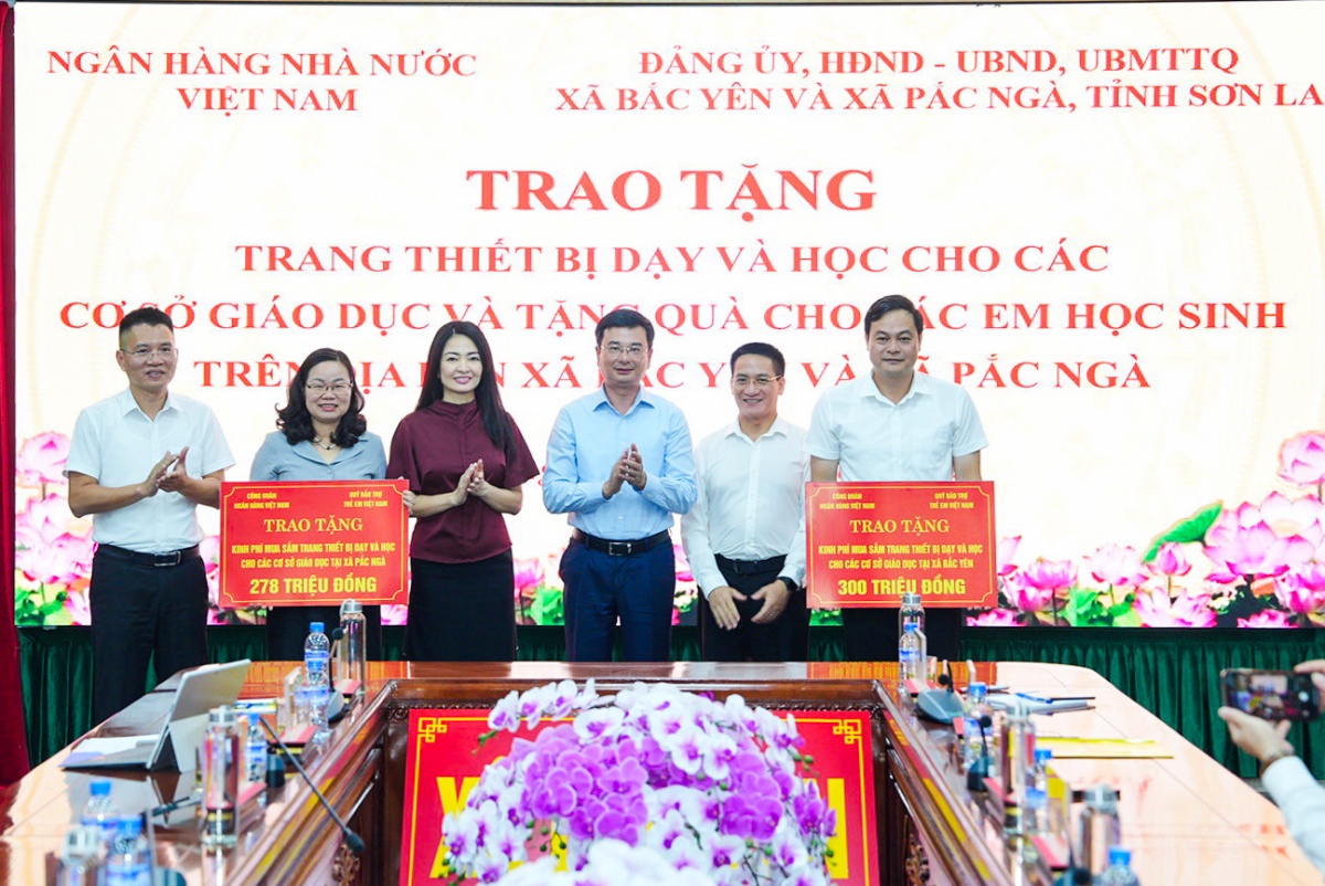 Ngành Ngân hàng trao tặng thiết bị dạy học, đồng hành cùng giáo dục tỉnh Sơn La
