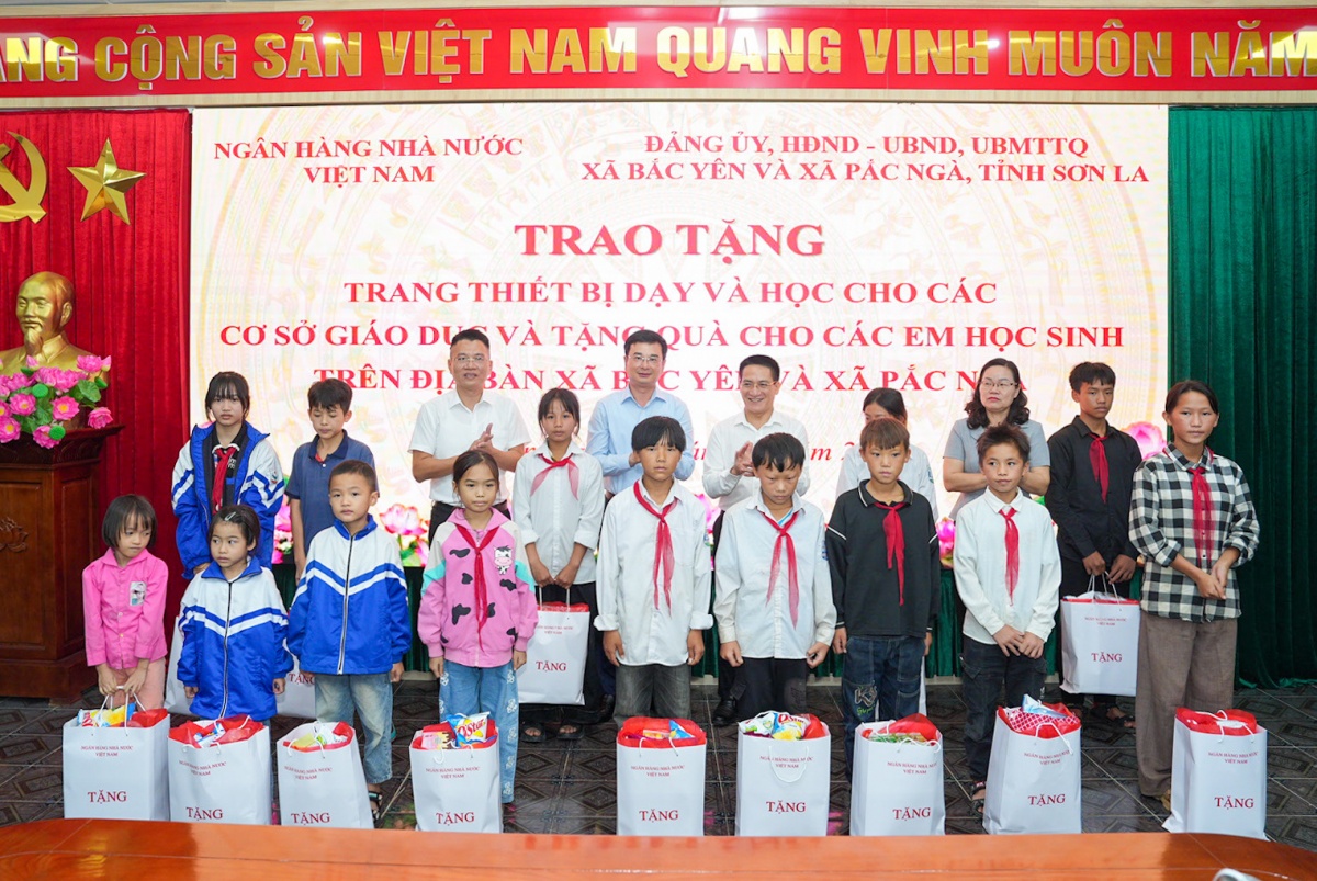 Ngành Ngân hàng trao tặng thiết bị dạy học, đồng hành cùng giáo dục tỉnh Sơn La