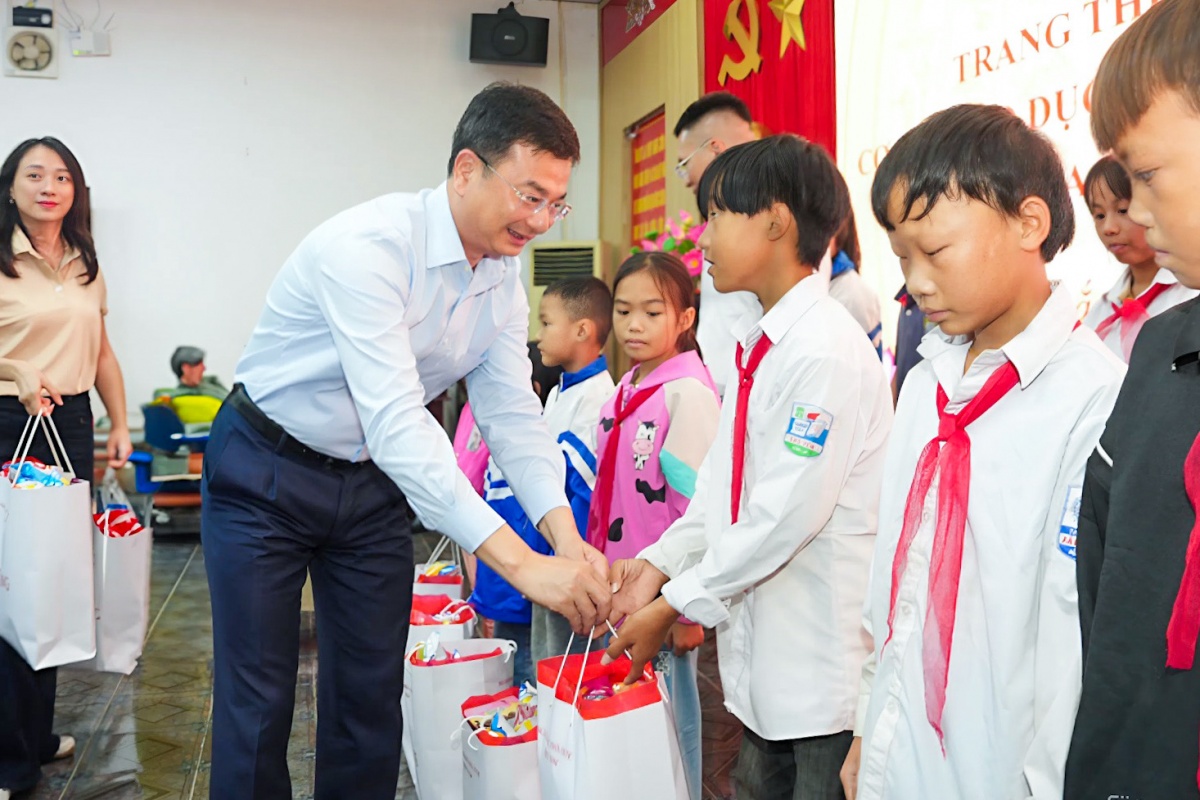 Ngành Ngân hàng trao tặng thiết bị dạy học, đồng hành cùng giáo dục tỉnh Sơn La