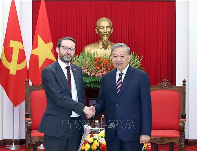 Tổng Bí thư khẳng định Đảng, Nhà nước Việt Nam luôn coi trọng và dành sự quan tâm đặc biệt đối với việc tăng cường hơn nữa, đưa quan hệ Đối tác Chiến lược Việt Nam - Anh sang giai đoạn phát triển mới, đáp ứng kỳ vọng của nhân dân hai nước, vì hòa bình, hợp tác và phát triển ở khu vực và thế giới - Ảnh: TTXVN Tổng Bí thư khẳng định Đảng, Nhà nước Việt Nam luôn coi trọng và dành sự quan tâm đặc biệt đối với việc tăng cường hơn nữa, đưa quan hệ Đối tác Chiến lược Việt Nam - Anh sang giai đoạn phát triển mới, đáp ứng kỳ vọng của nhân dân hai nước, vì hòa bình, hợp tác và phát triển ở khu vực và thế giới - Ảnh: TTXVN
