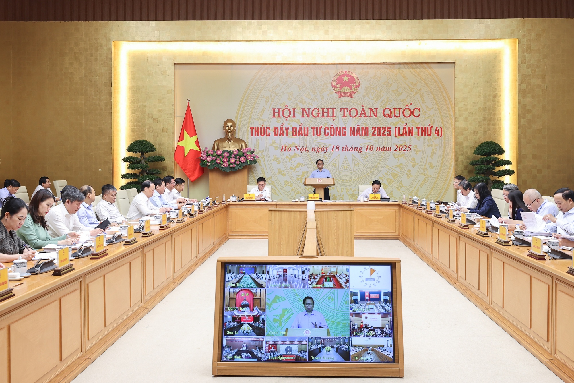 Thủ tướng chủ trì Hội nghị - Ảnh: VGP/Nhật Bắc Thủ tướng chủ trì Hội nghị - Ảnh: VGP/Nhật Bắc