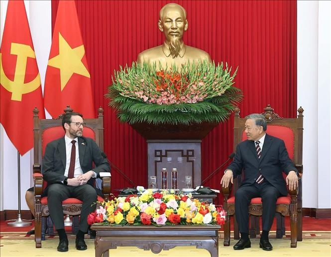 Đại sứ Anh Iain Frew bày tỏ tin tưởng các hoạt động trao đổi đoàn cấp cao giữa hai nước trong thời gian tới sẽ tạo động lực mạnh mẽ, đưa hợp tác song phương lên tầm cao mới - Ảnh: TTXVN Đại sứ Anh Iain Frew bày tỏ tin tưởng các hoạt động trao đổi đoàn cấp cao giữa hai nước trong thời gian tới sẽ tạo động lực mạnh mẽ, đưa hợp tác song phương lên tầm cao mới - Ảnh: TTXVN