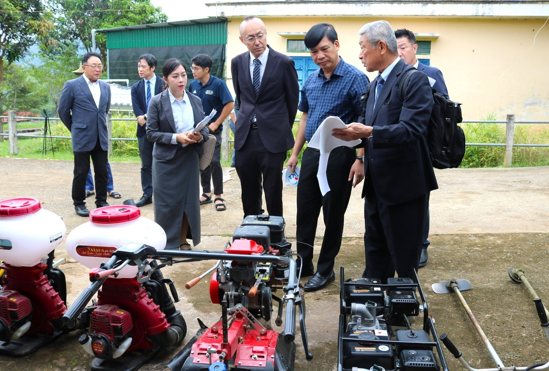 Ông Kobayashi Yosuke, trưởng đại diện Văn phòng JICA Việt Nam cùng cán bộ dự án thăm trang thiết bị bàn giao