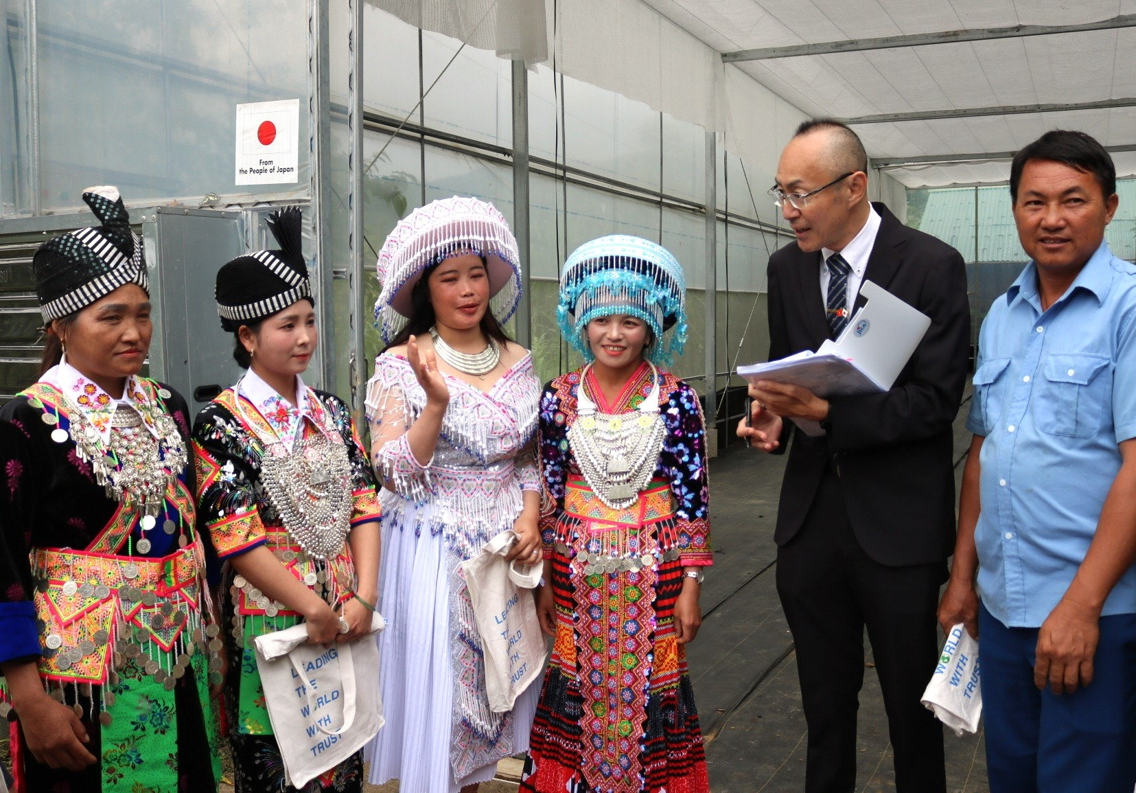 Ông Kobayashi Yosuke trò chuyện cùng người dân quan tâm tới giống tỏi Sanuki