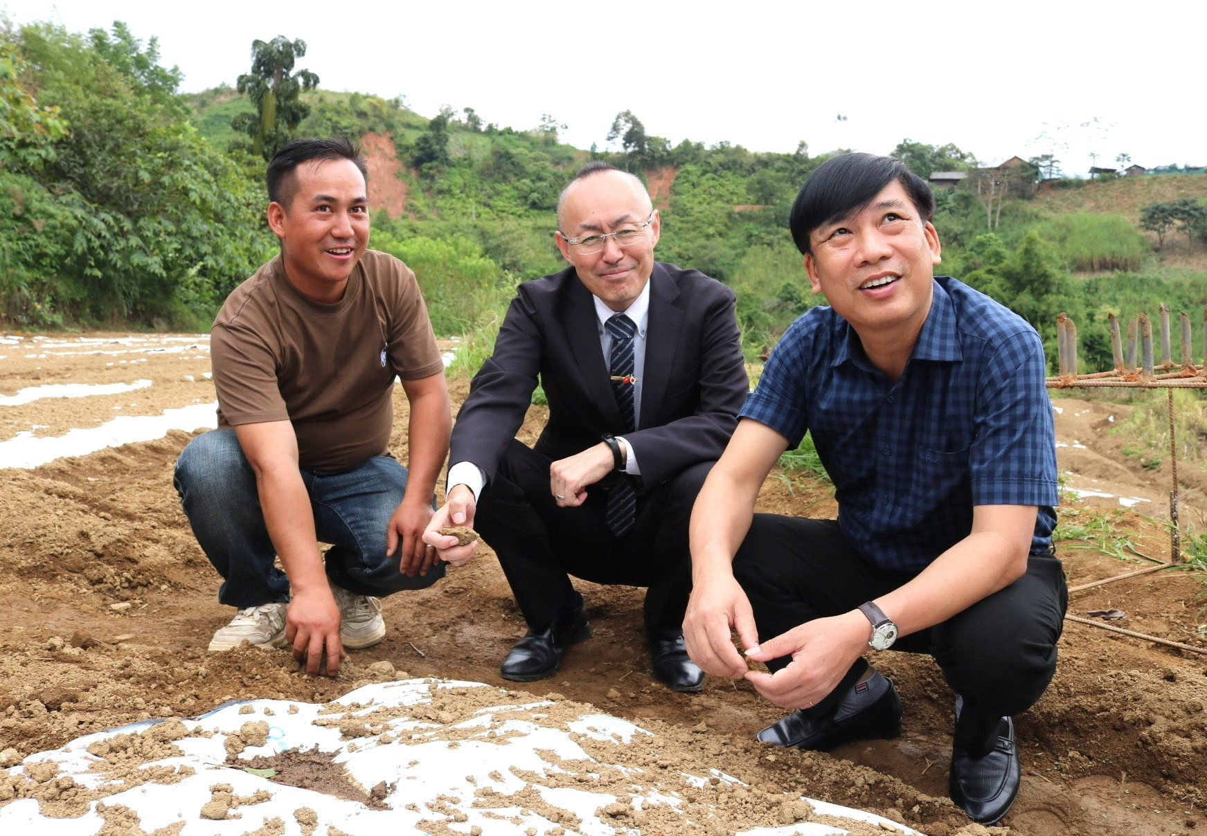 Khảo sát đất trồng ngoài đồng ruộng