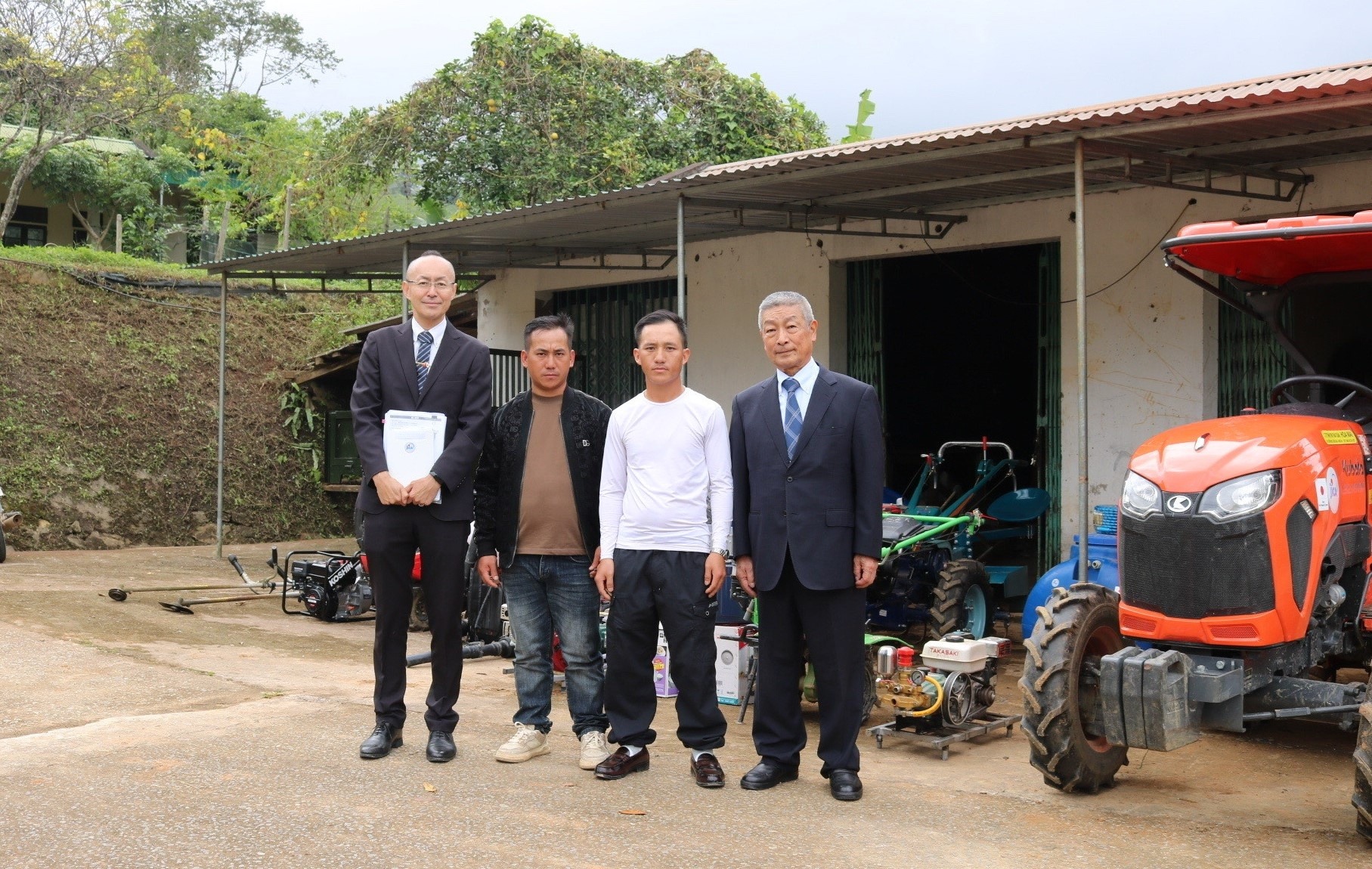 Ông Kondo Takashi, Chủ tịch Hợp tác xã Farmers’Co-op; ông Kobayashi Yosuke, Trưởng đại diện Văn phòng JICA Việt Nam, và hai người dân Nghệ An, nguyên thực tập sinh tại Nhật Bản