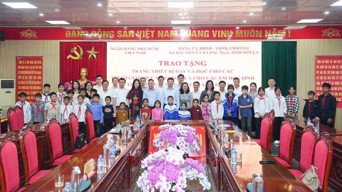 Ngành Ngân hàng trao tặng thiết bị dạy học, đồng hành cùng giáo dục tỉnh Sơn La