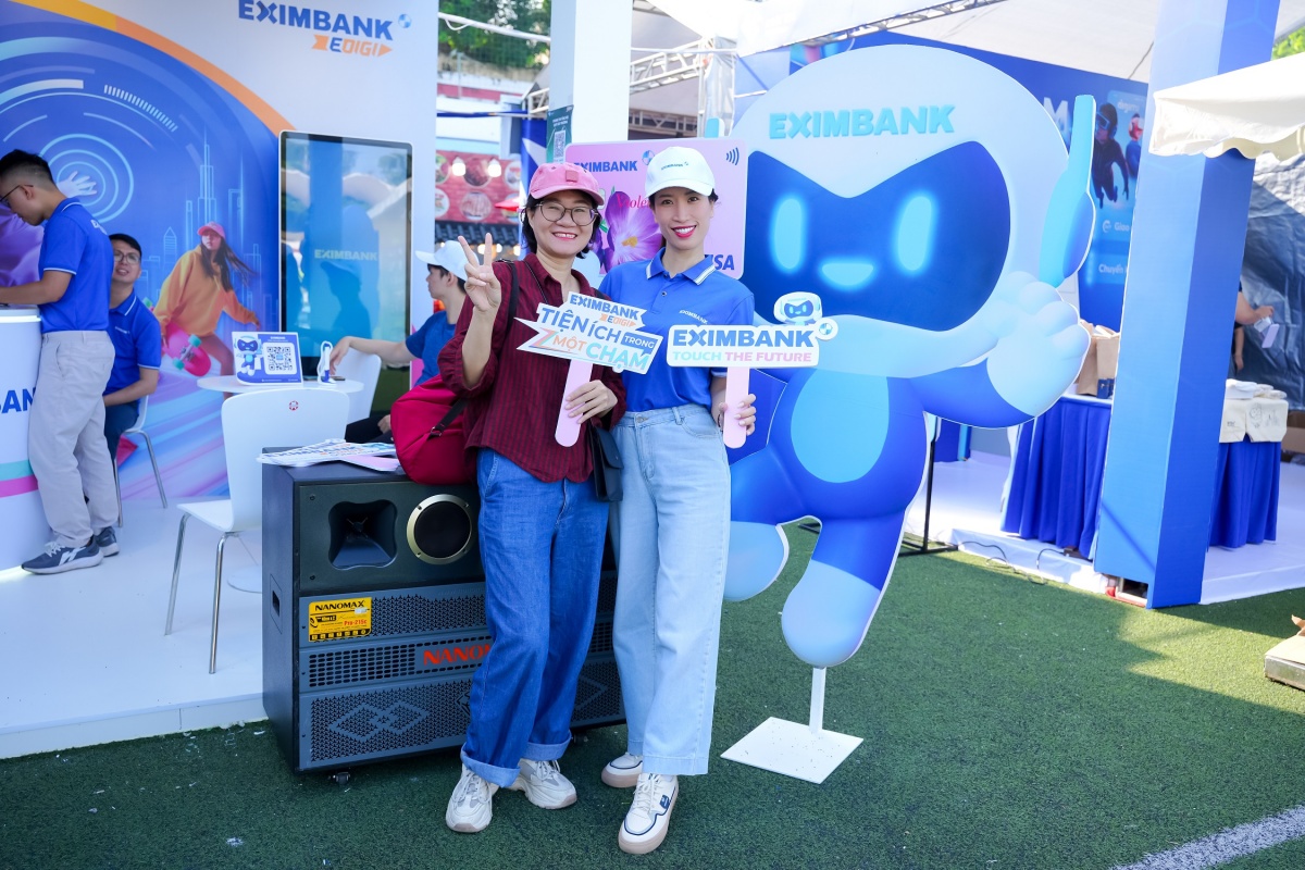 Khách tham quan check-in cùng mascot Eximbank, lưu lại khoảnh khắc rộn ràng tại Ngày Thẻ Việt Nam