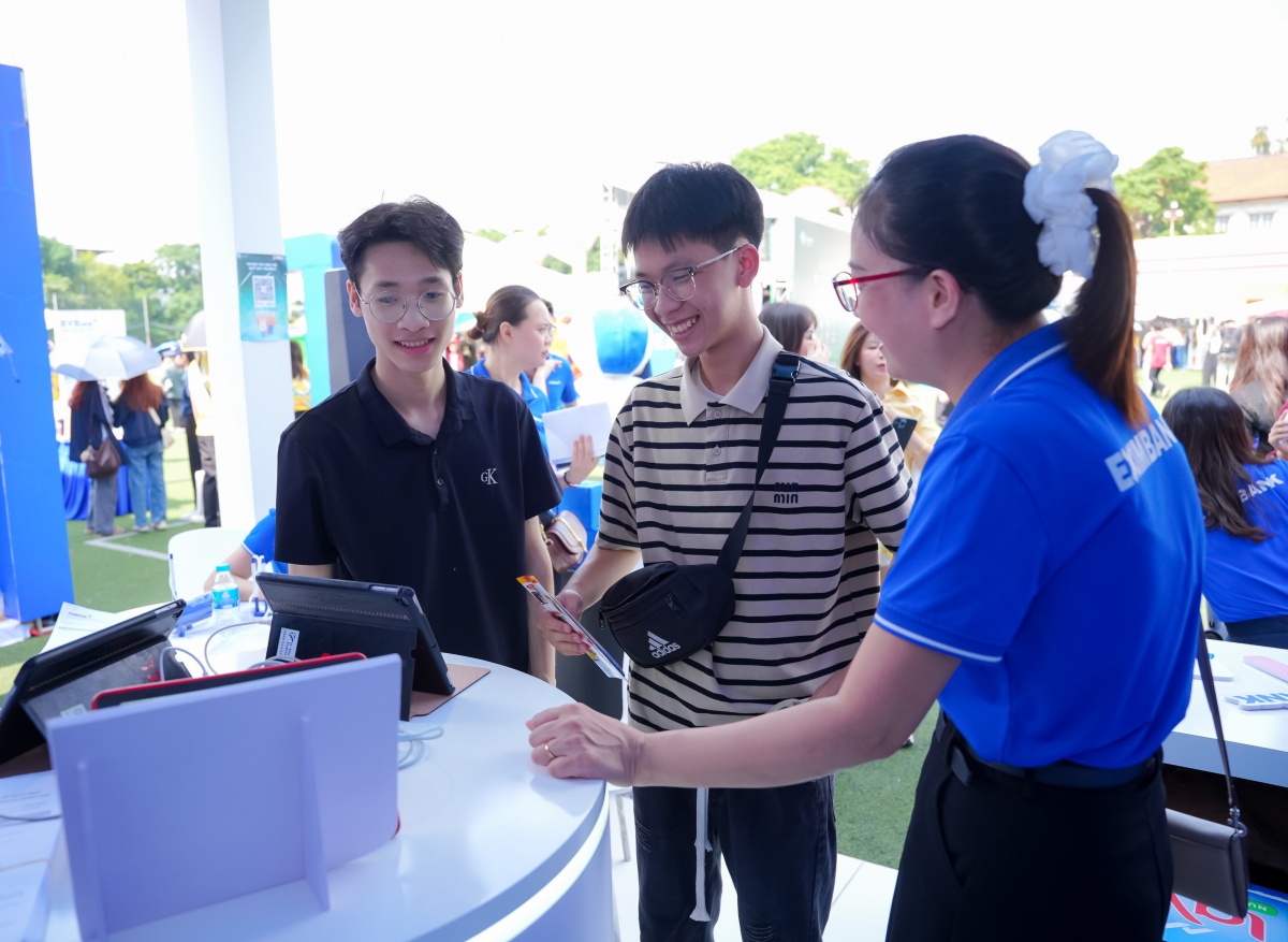 Khu vực trải nghiệm ngân hàng số Eximbank EDigi thu hút đông đảo sinh viên và giới trẻ – nơi mọi thao tác ngân hàng chỉ cần “một chạm”