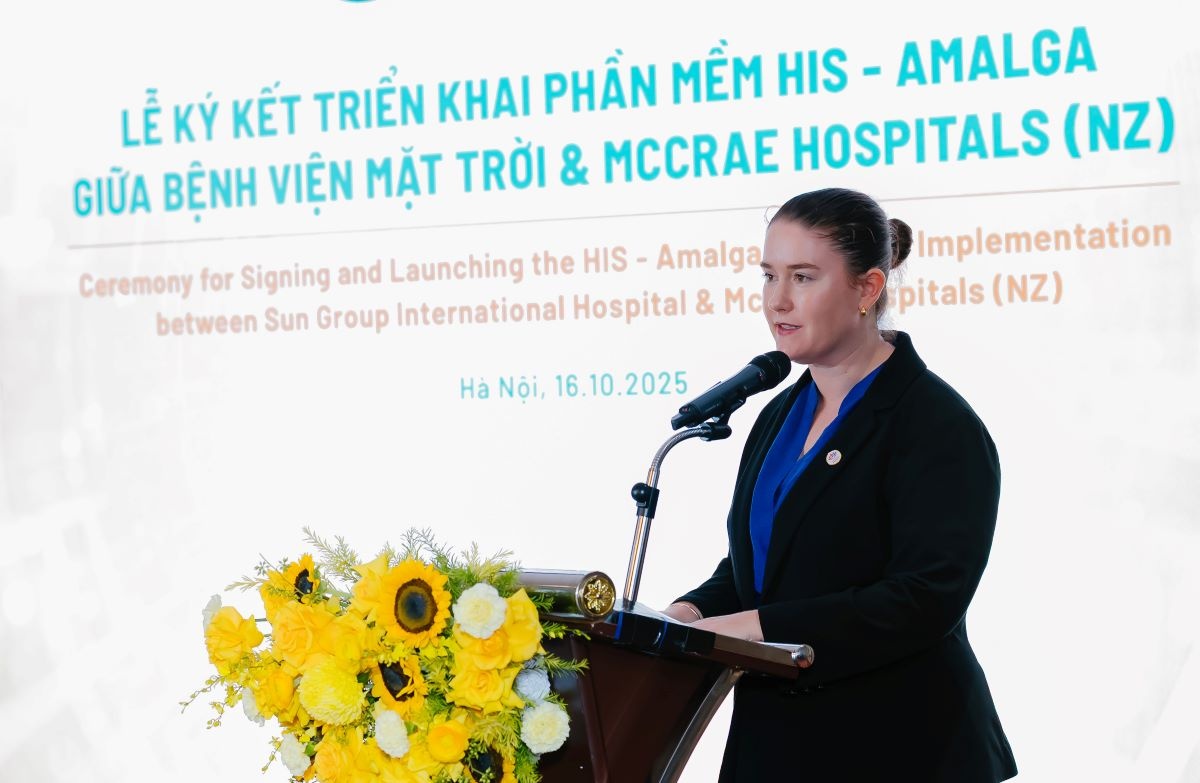 Bà Rebecca Wood - Phó Đại sứ, đại diện Đại sứ quán New Zealand tại Hà Nội phát biểu tại lễ ký kết