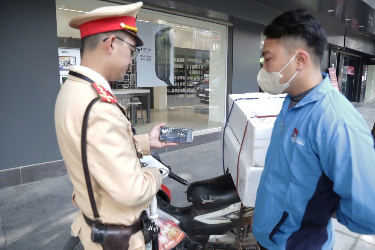 Xử lý vi phạm qua camera giám sát tại nút giao Phan Bội Châu - Hai Bà Trưng. Ảnh: Chu Dũng Xử lý vi phạm qua camera giám sát tại nút giao Phan Bội Châu - Hai Bà Trưng. Ảnh: Chu Dũng