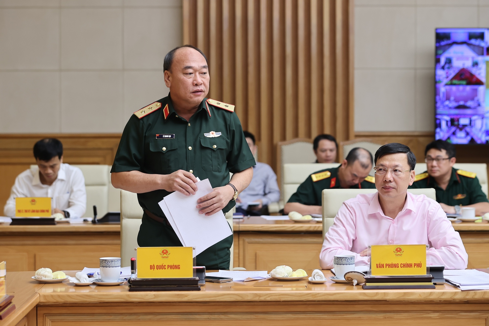 Trung tướng Lê Quang Đạo, Phó Tổng Tham mưu trưởng Quân đội Nhân dân Việt Nam báo cáo tại cuộc họp- Ảnh: VGP/Nhật Bắc