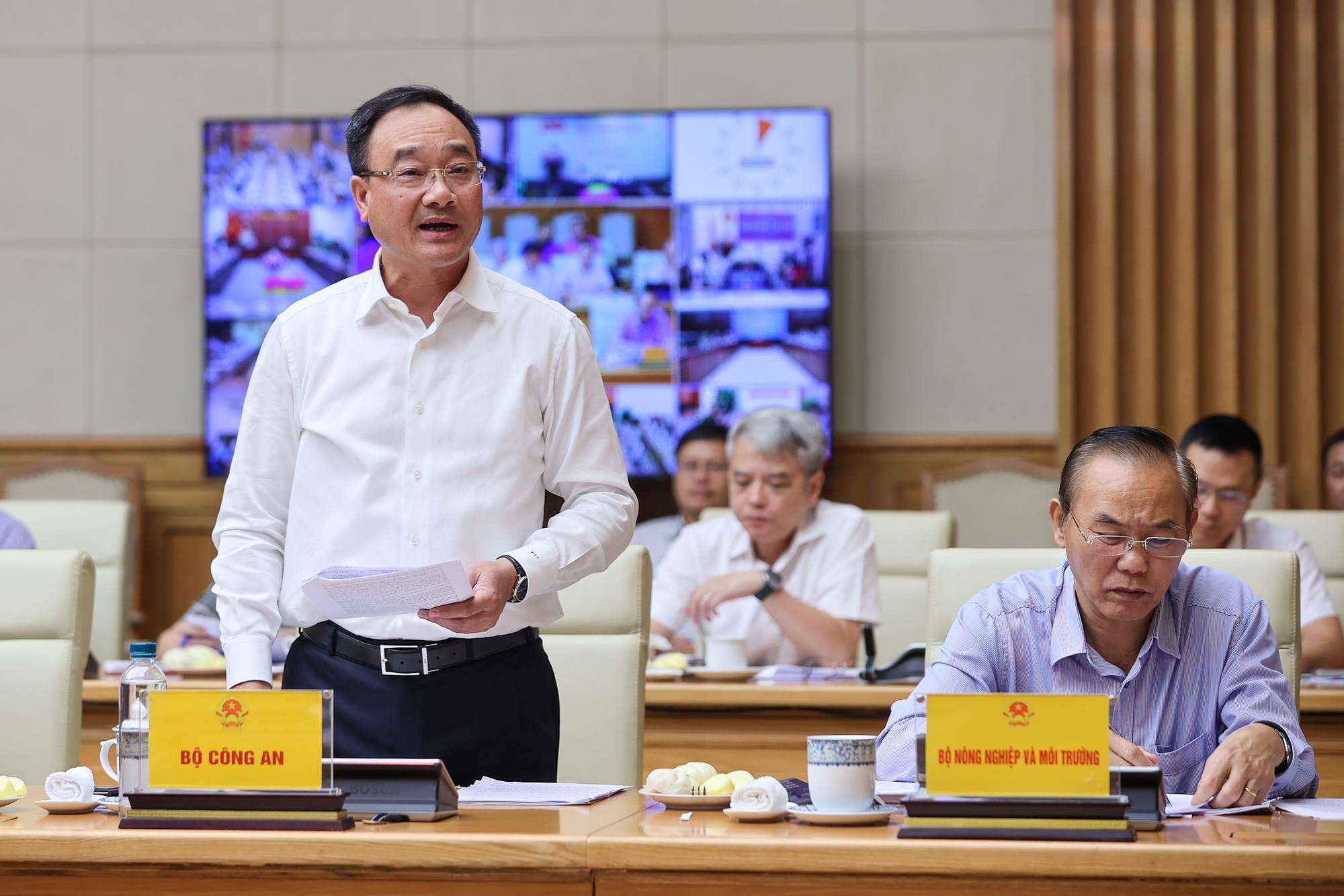 Thứ trưởng Bộ Công an Phạm Thế Tùng báo cáo tại cuộc họp - Ảnh: VGP/Nhật Bắc