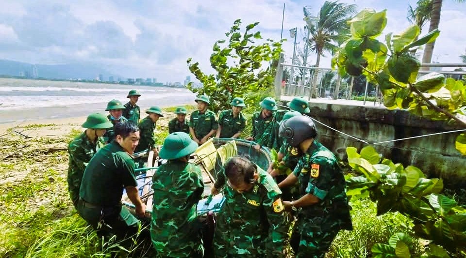 Lực lượng Bộ đội Biên phòng TP. Đà Nẵng giúp dân đưa tàu thuyền lên khu vực an toàn.