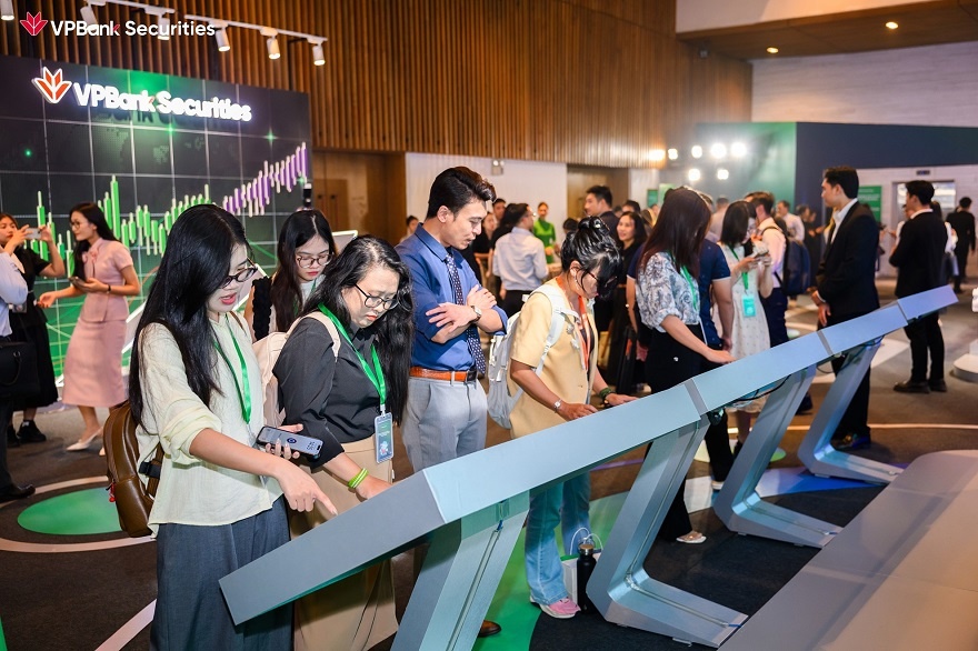 Nhà đầu tư hào hứng trải nghiệm sản phẩm công nghệ của VPBankS. (Ảnh: VPBankS).