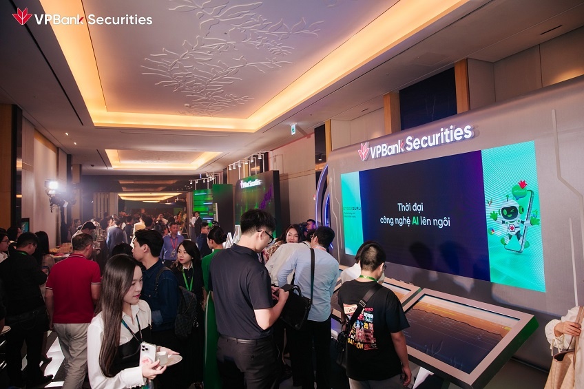 Nhà đầu tư trải nghiệm trợ lý AI StockGuru của VPBankS. (Ảnh: VPBankS).