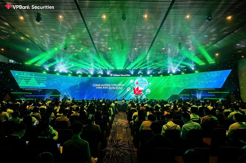 Hội trường chính chật kín nhà đầu tư. (Ảnh: VPBankS).