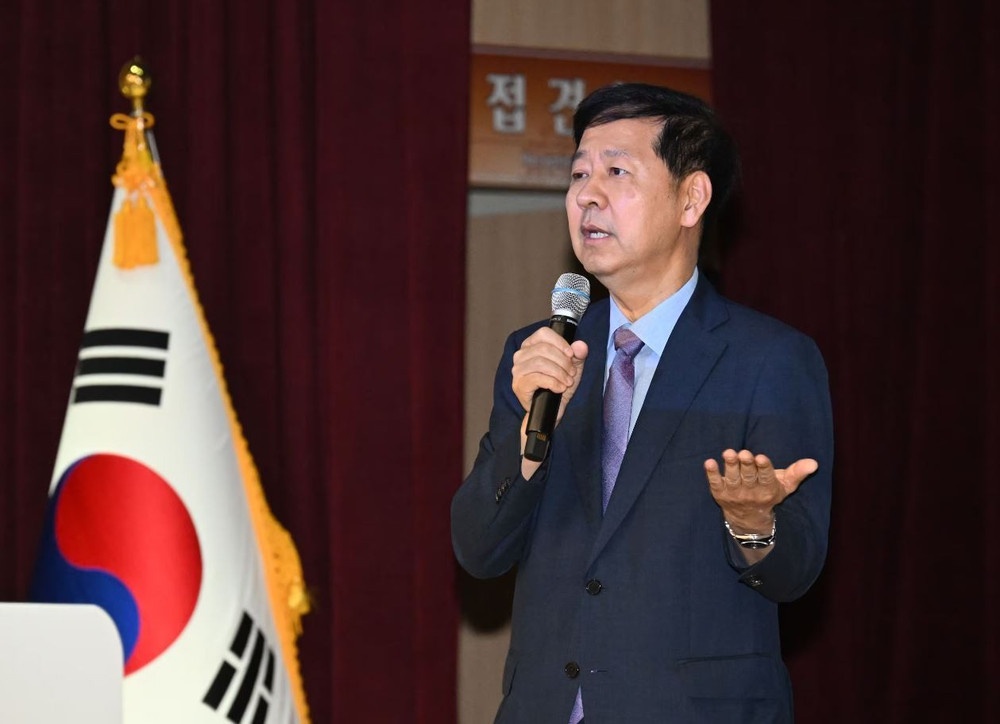 Bộ trưởng Tài chính Hàn Quốc Koo Yun-cheol Bộ trưởng Tài chính Hàn Quốc Koo Yun-cheol