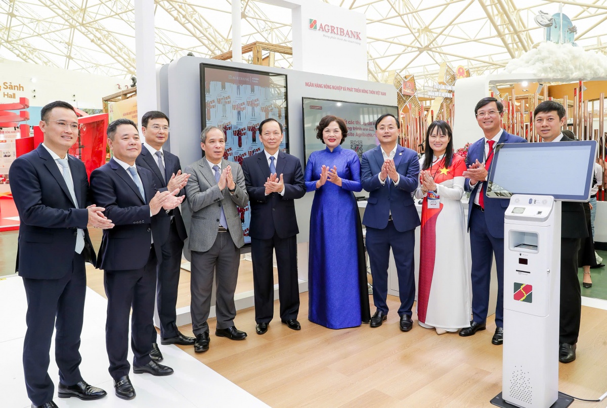 Agribank chủ động kiến tạo ngân hàng số, đưa dịch vụ đến từng người dân Agribank chủ động kiến tạo ngân hàng số, đưa dịch vụ đến từng người dân