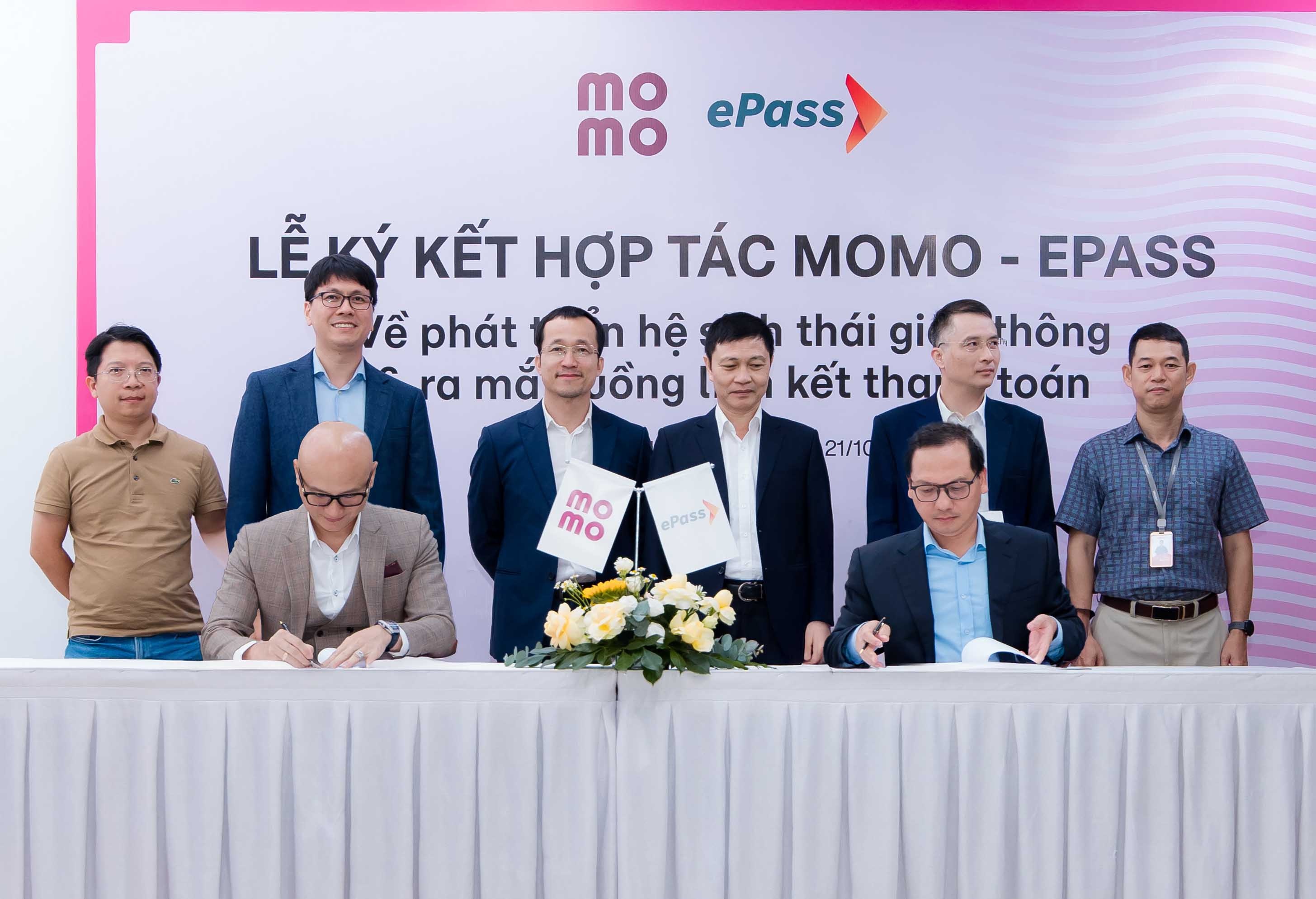 Đại diện MoMo và ePass ký kết hợp tác chiến lược