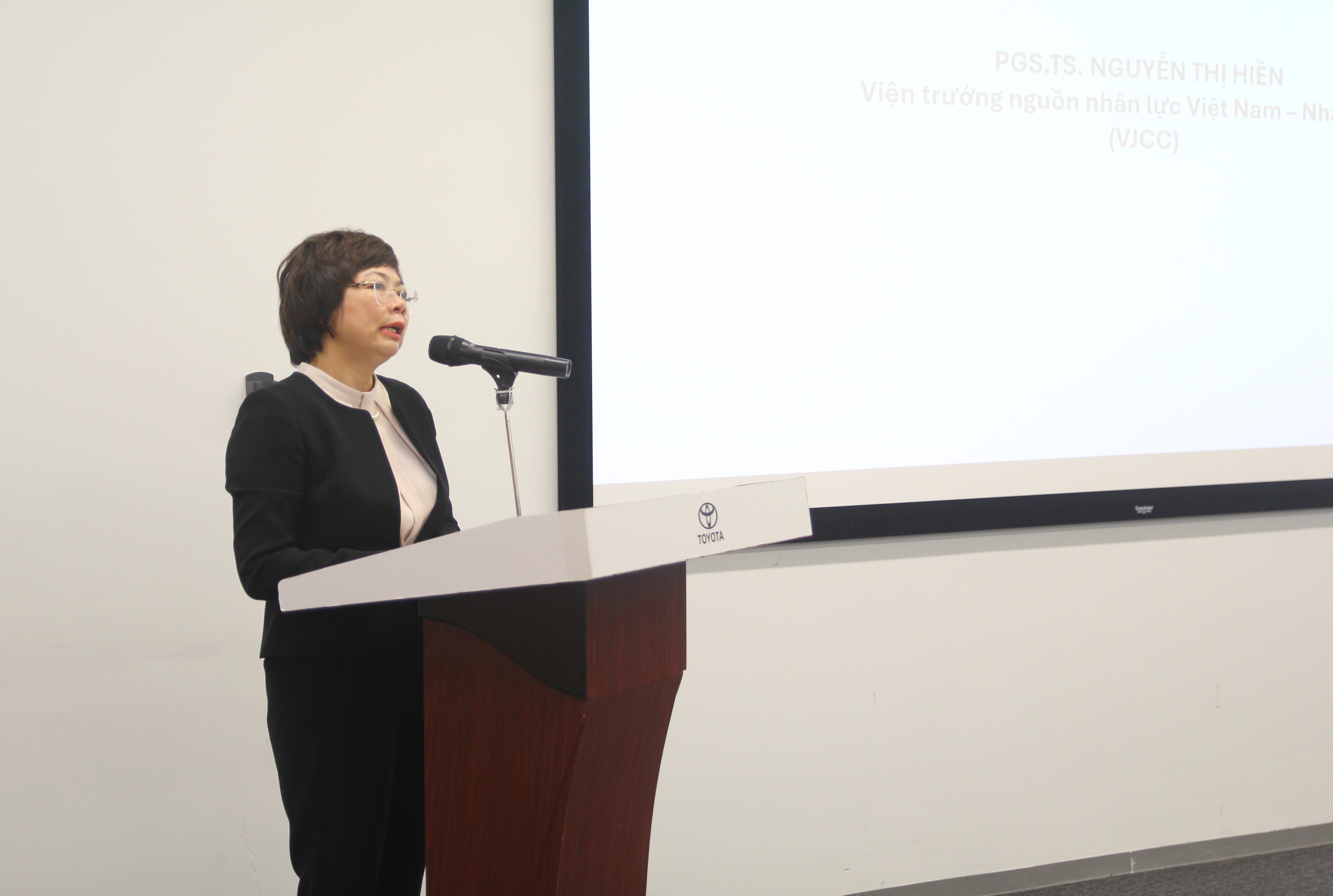 PGS.TS. Nguyễn Thị Hiền, Viện trưởng Viện phát triển nguồn nhân lực Việt Nam – Nhật Bản (VJCC) phát biểu tại sự kiện