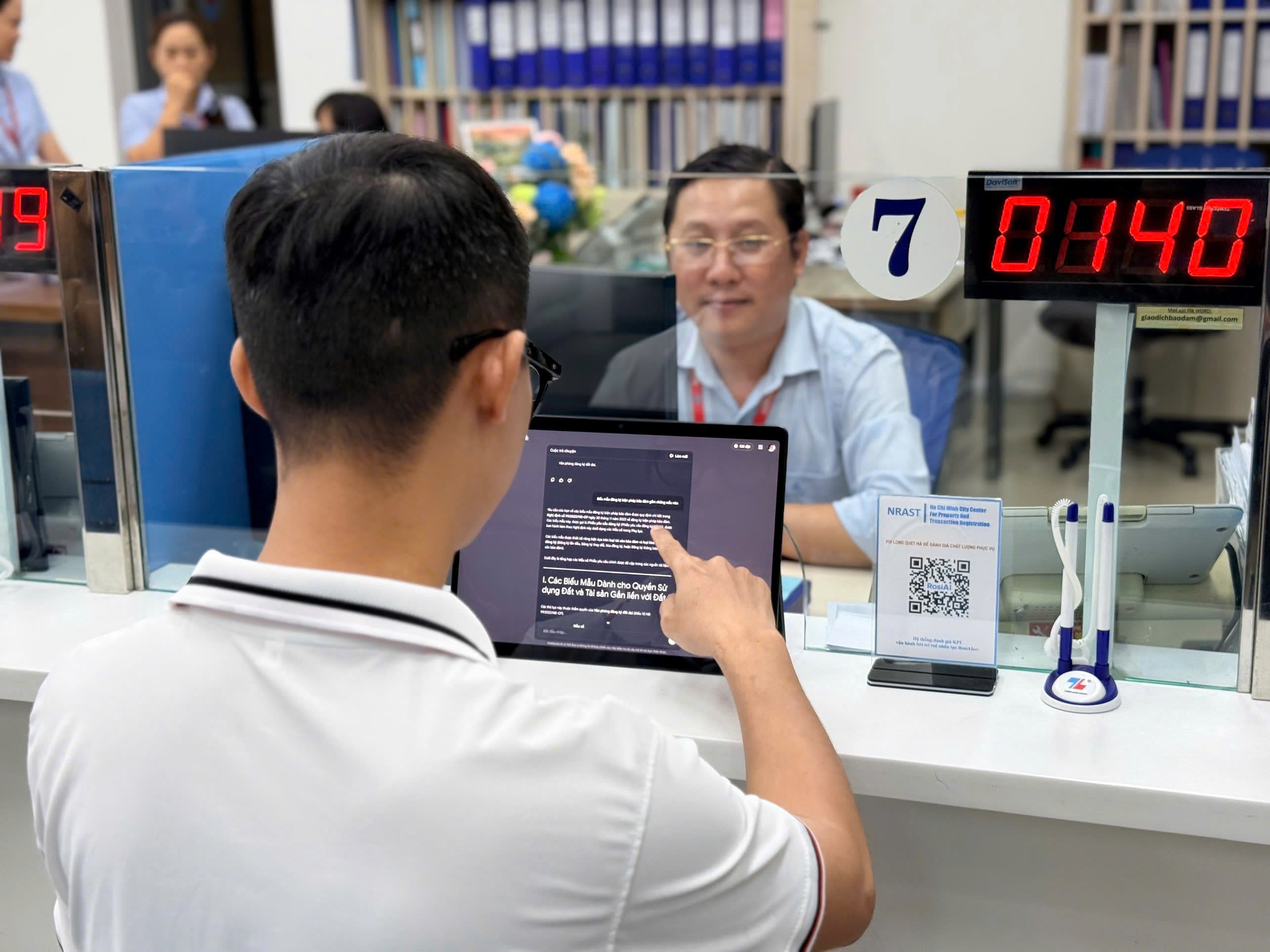  người dân khi nộp hồ sơ vào quầy thì sẽ có máy tính bảng để tra cứu, hỏi đáp về thủ tục đăng ký biện pháp bảo đảm trên RosiAI 2.0