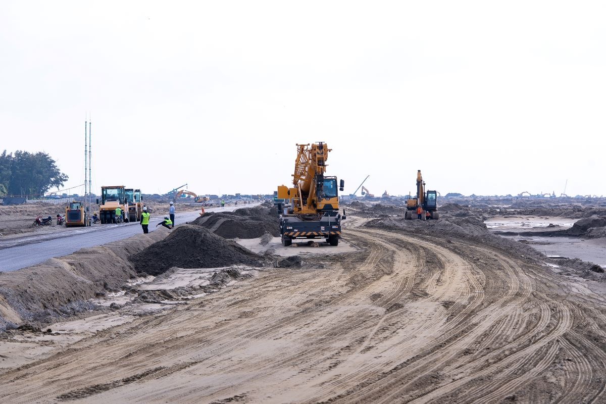 Công trường Vinhomes Green Paradise đang thi công 3 ca 4 kíp với hàng nghìn phương tiện, máy móc nhằm đảm bảo tiến độ dự án