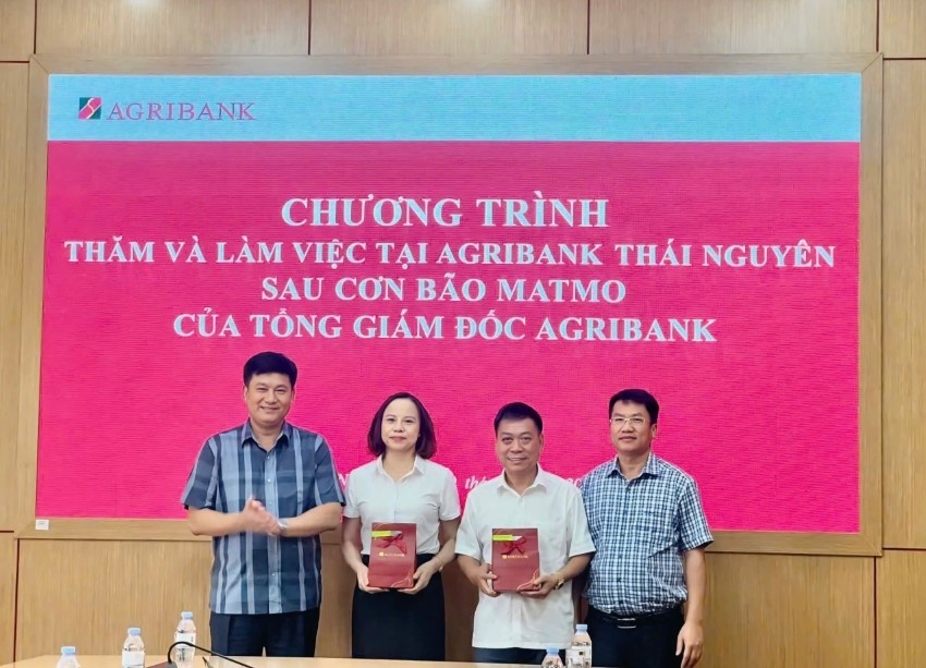 Đồng chí Phạm Toàn Vượng - Tổng Giám đốc Agribank đã làm việc với các chi nhánh trên địa bàn tỉnh Thái Nguyên để kiểm tra, chỉ đạo công tác khắc phục hậu quả bão số 11, thăm hỏi người lao động và khách hàng bị thiệt hại Đồng chí Phạm Toàn Vượng - Tổng Giám đốc Agribank đã làm việc với các chi nhánh trên địa bàn tỉnh Thái Nguyên để kiểm tra, chỉ đạo công tác khắc phục hậu quả bão số 11, thăm hỏi người lao động và khách hàng bị thiệt hại
