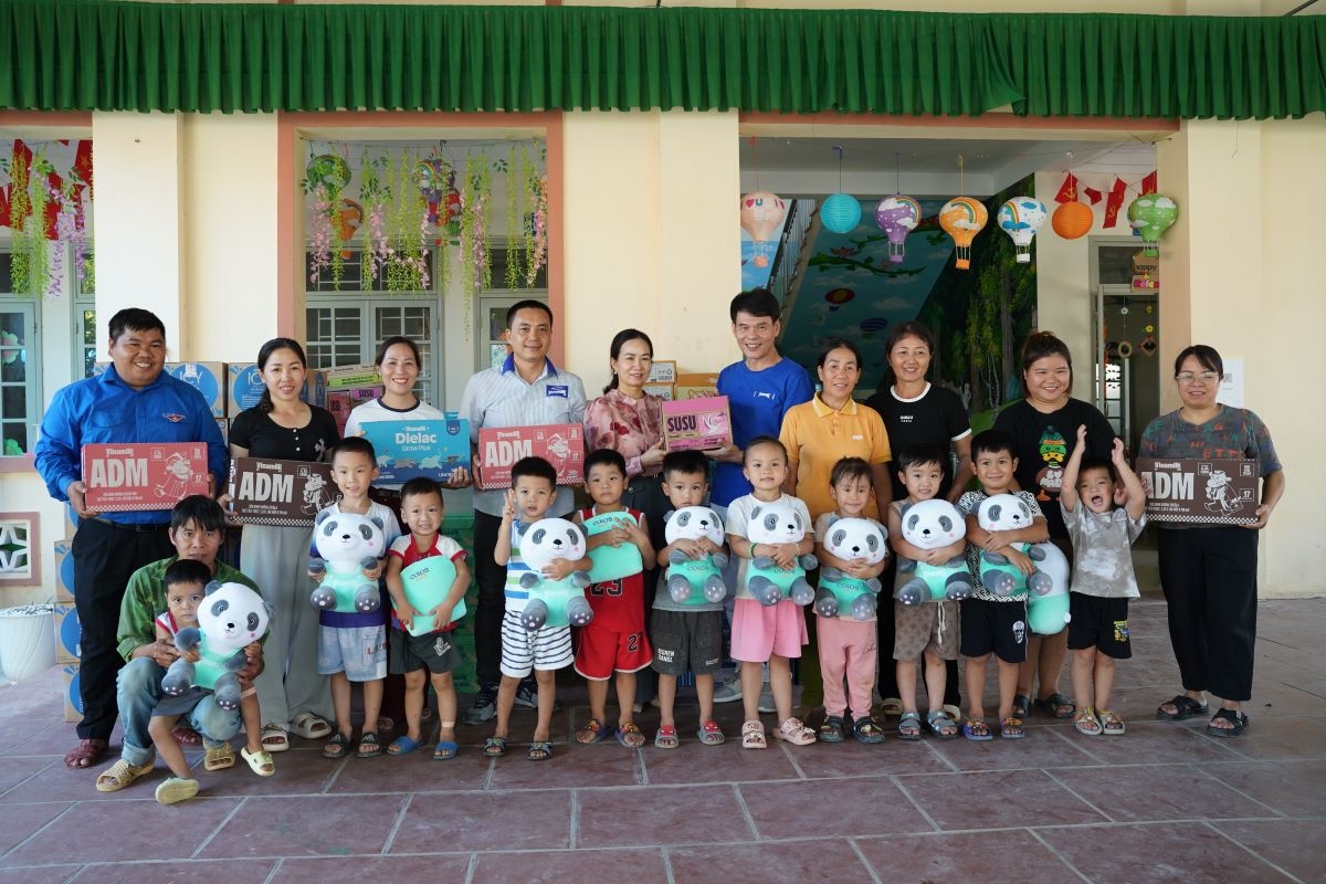 Cô trò trường mầm non Nhật Tiến nhận quà từ Vinamilk. Ảnh: Tịnh Không